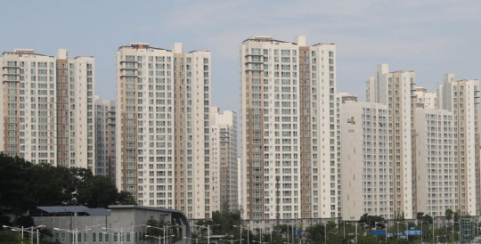 정부가 내달 경기도 김포시와 파주시를 추가 부동산 규제 지역으로 지정할 수 있음을 시사하면서 지역 주민들의 반발이 예상되고 있다. 사진은 김포 한강신도시 아파트 단지 전경. <연합뉴스>